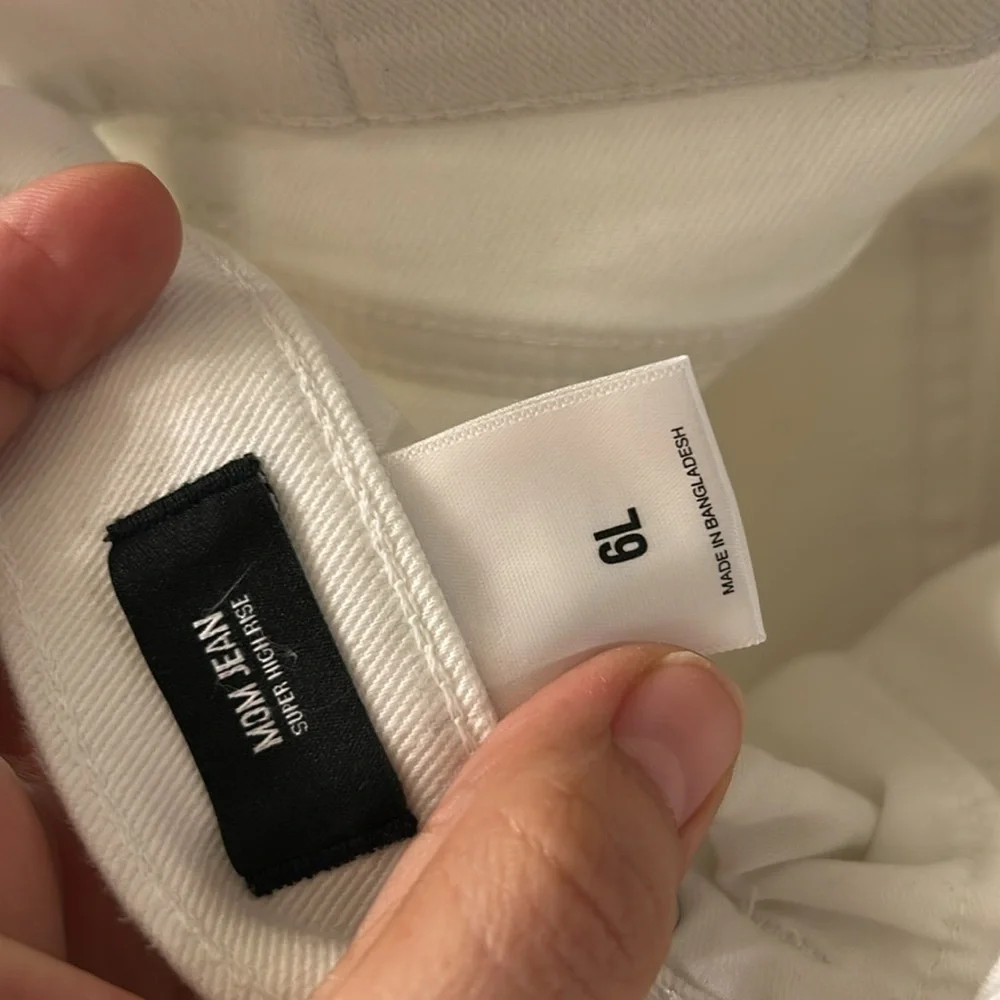 Express Women's White Distressed Jeans - Picture 6 of 6